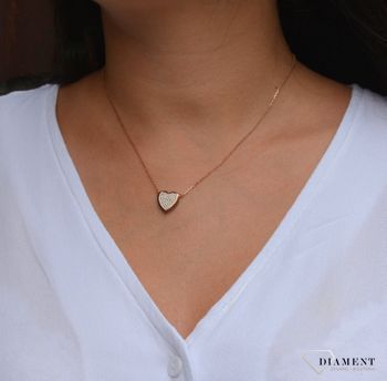 Naszyjnik srebrny celebrytka serce z białą cyrkonią✓ Naszyjnik z zawieszką w kształcie serca ozdobiony biała cyrkonią w kolorze różowego złota (3).JPG